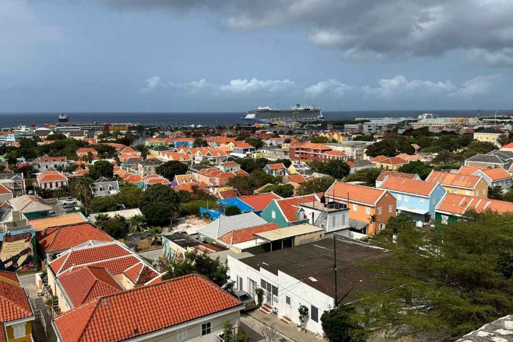Blick auf Willemstad auf Curacao mit Kreuzfahrtschiff am Mega Pier