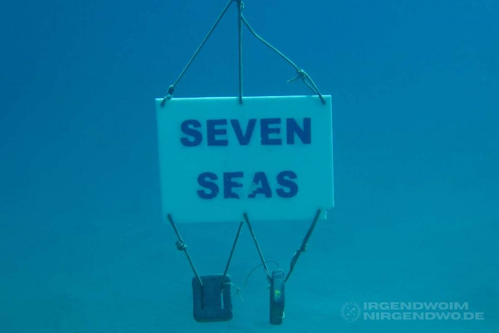 Das Schild der Seven Seas unter Wasser