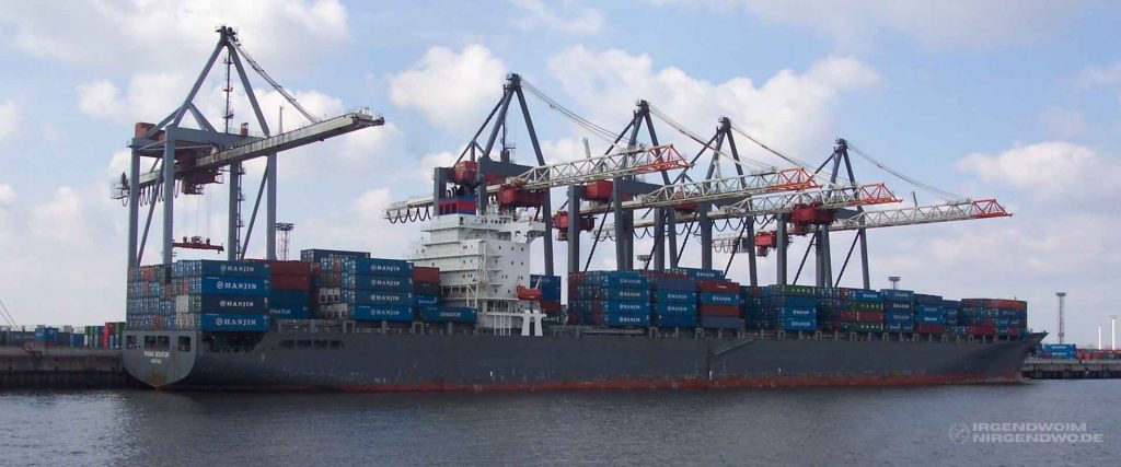 Containerschiff im Hamburger Hafen
