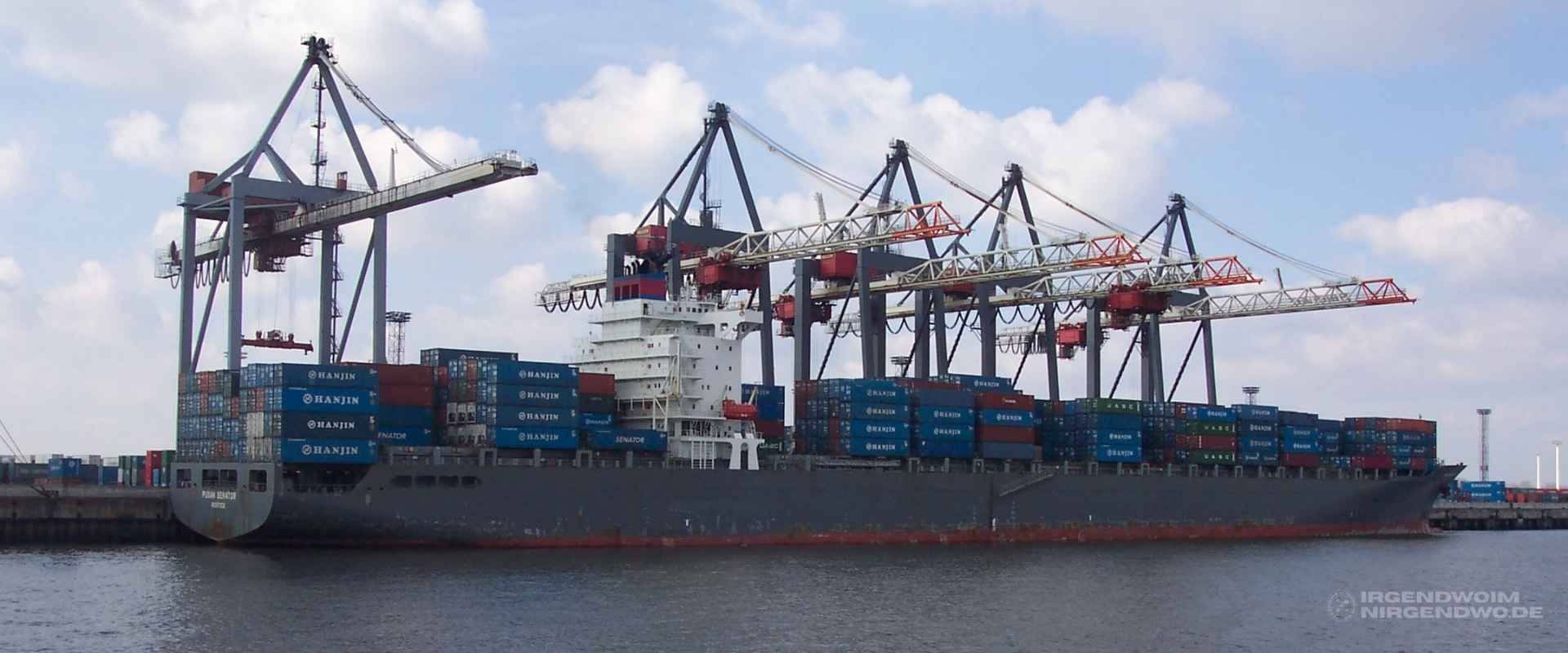 Containerschiff im Hamburger Hafen