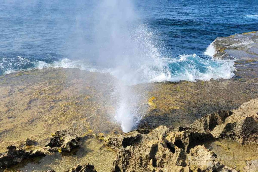 Ein Wasserloch im Shete Boka National Park auf Curacao