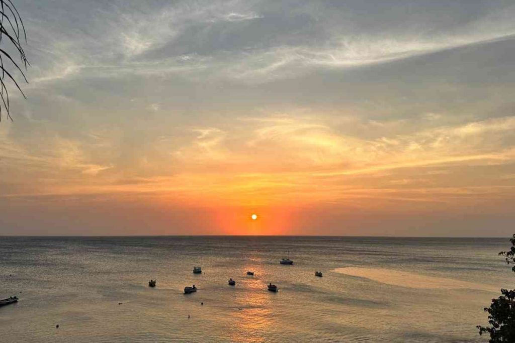 Orangeroter Sonnenuntergang in Westpunt auf Curacao