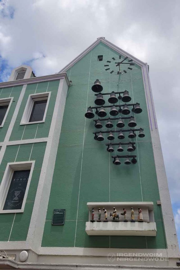 Curacao Willemstad Fassade mit Glockenspiel