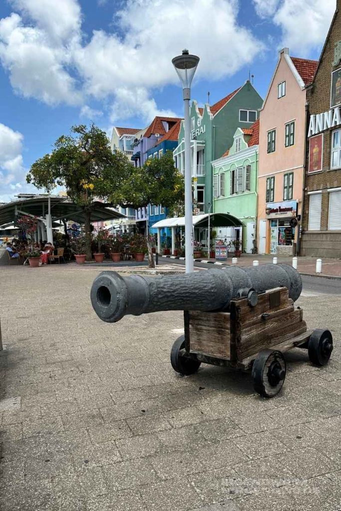 Curacao Willemstad Häuser in der Altstadt und Kanone