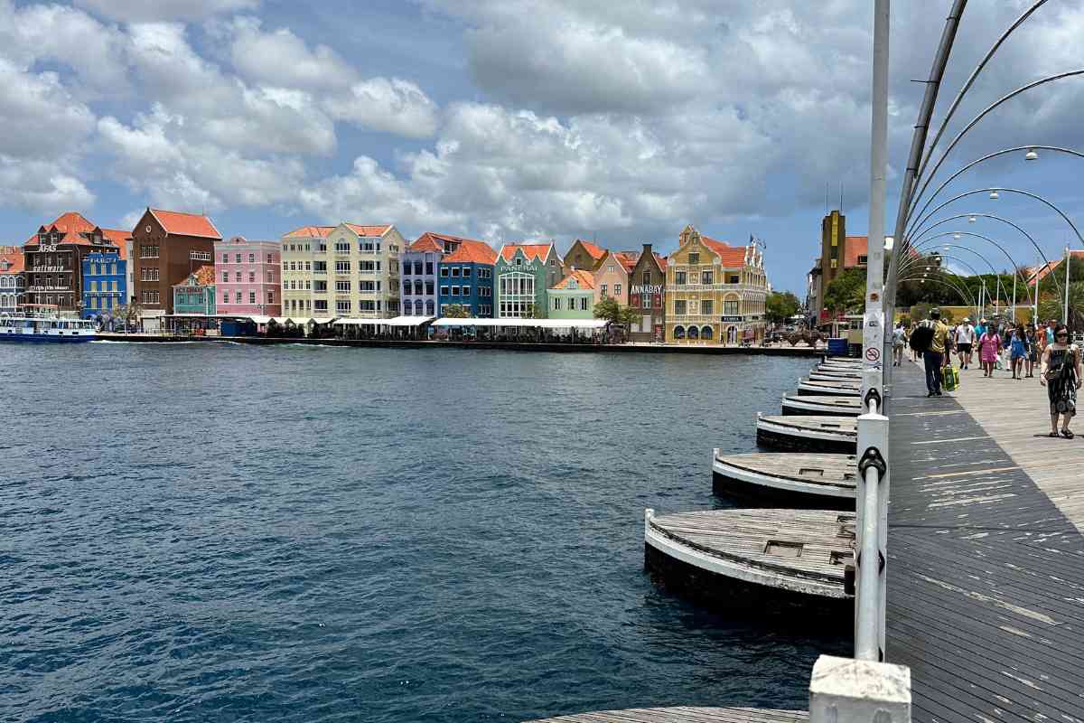 Willemstad Skyline mit bunten Häusern und Königin-Emma-Brücke