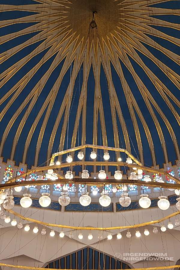 Die Kuppel der blauen Moschee in Amann von innen.