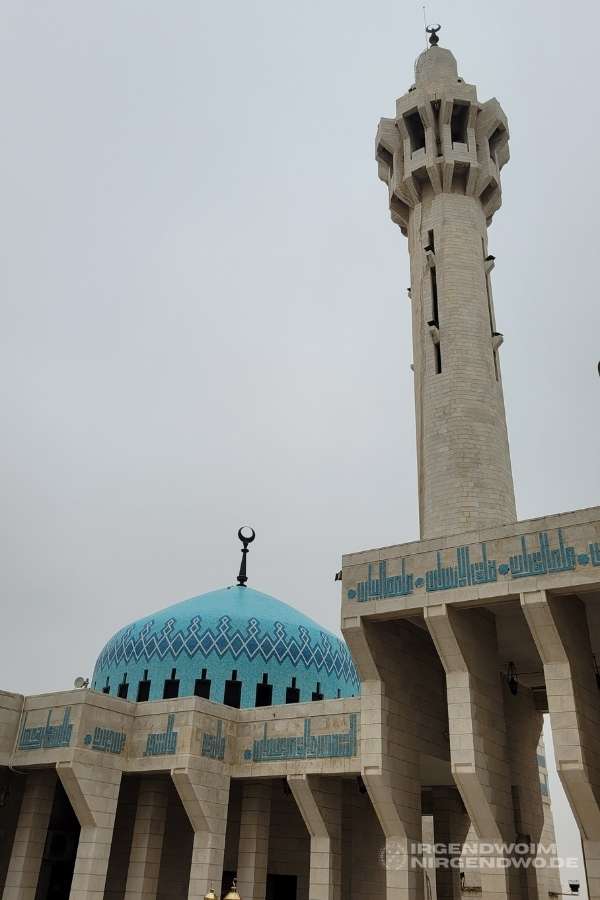 Die blaue Moschee in Ammann mit Hauptkuppel und Minarett von außen.