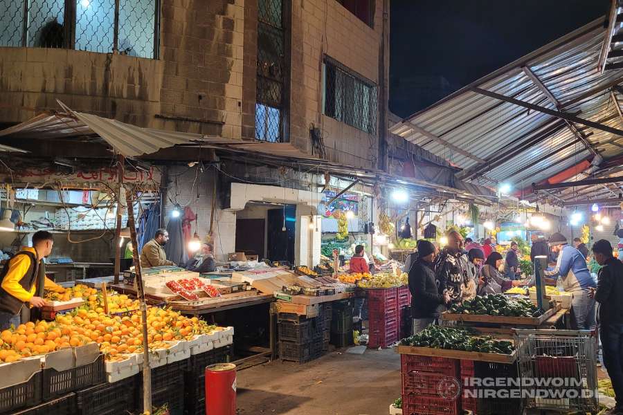 Eine enge Gasse mit traditionellen Marktständen auf dem Souk in Amman.