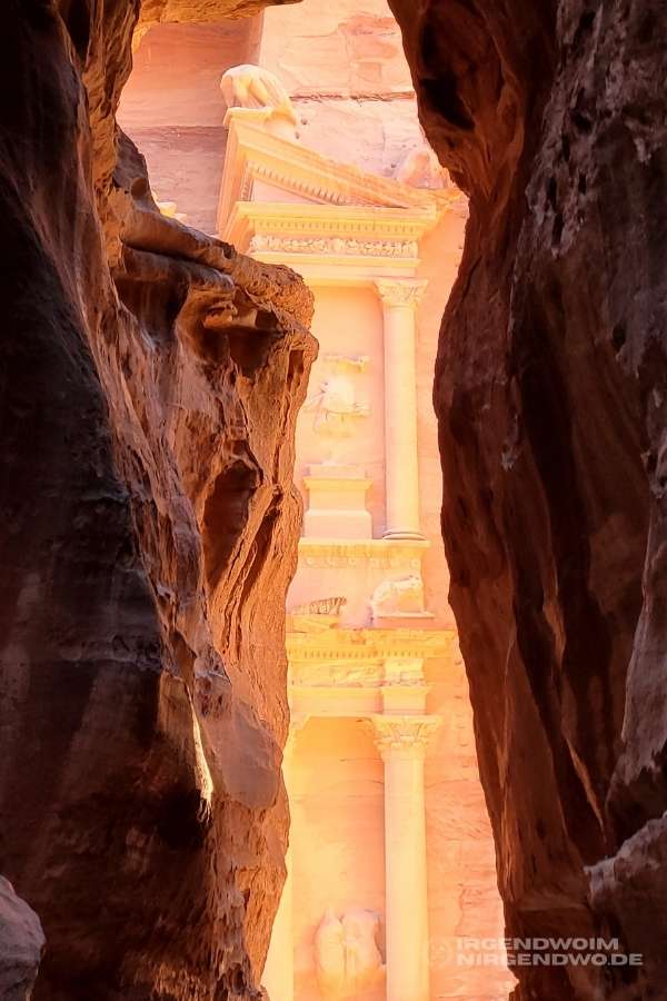 Siq mit Blick aufs Schatzhaus des Pharao in der Felsenstadt Petra in Jordanien