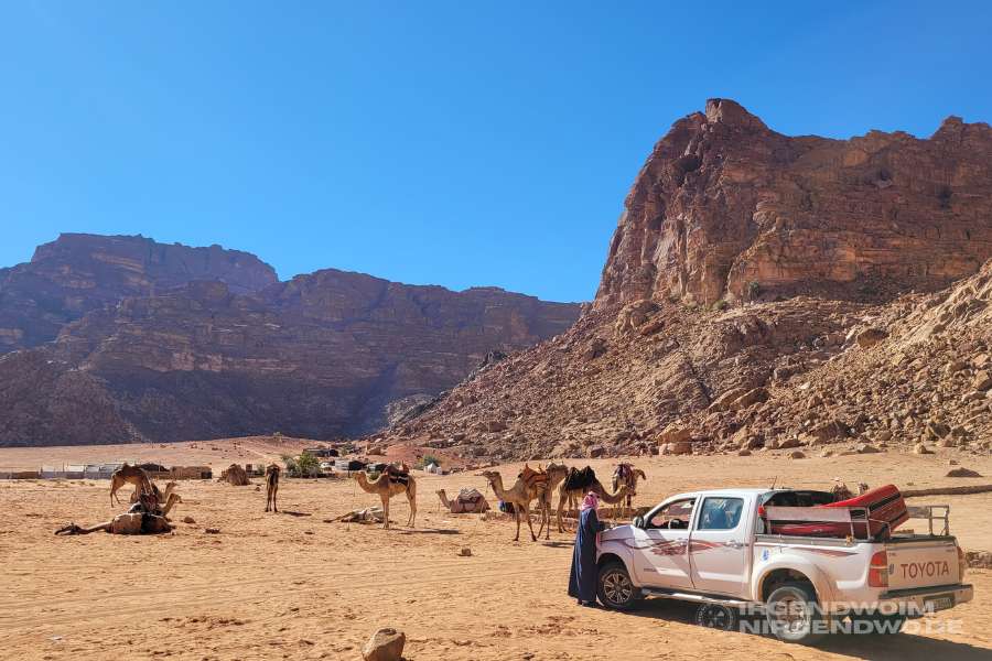 Kamele und Jeep in Wadi Rum, Jordanien
