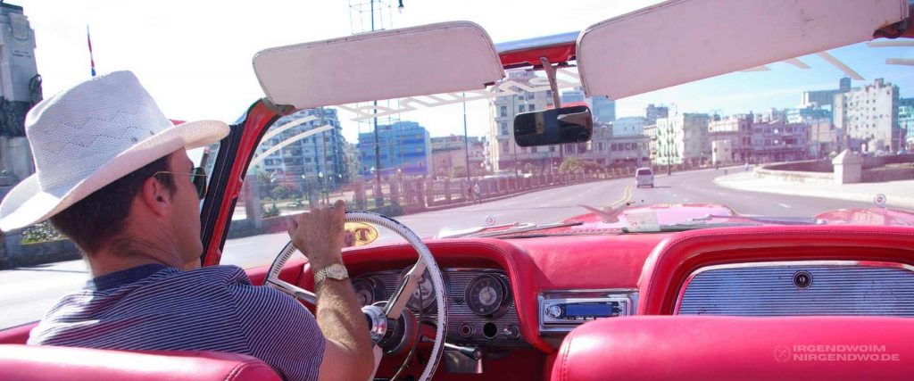 Ein Taxifahrer am Steuer eines Oldtimers in Havanna.