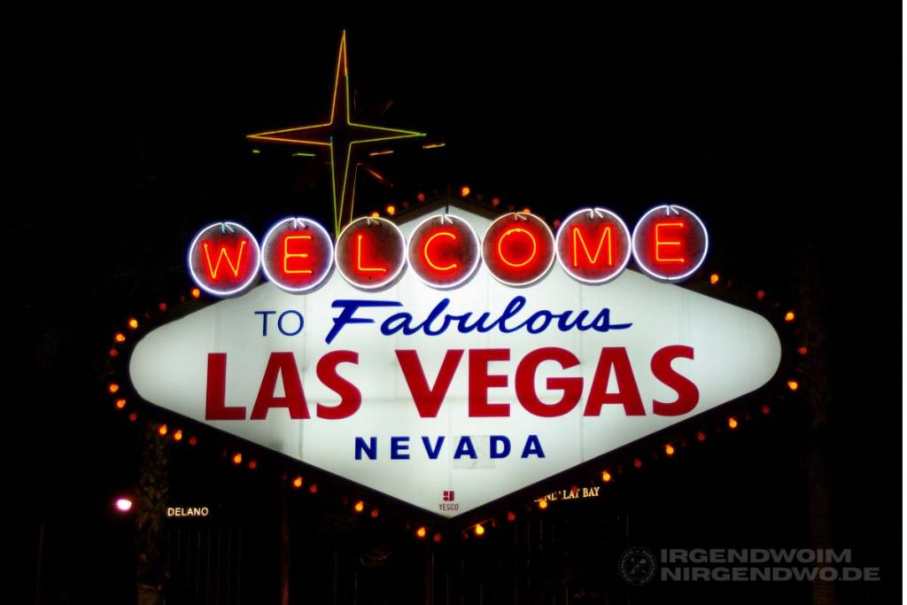 Das beleuchtete Welcome To Faboulous Las Vegas Nevada Sign bei Nacht
