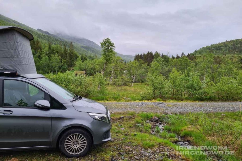 Unser Van irgendwo im Nirgendwo in Norwegen