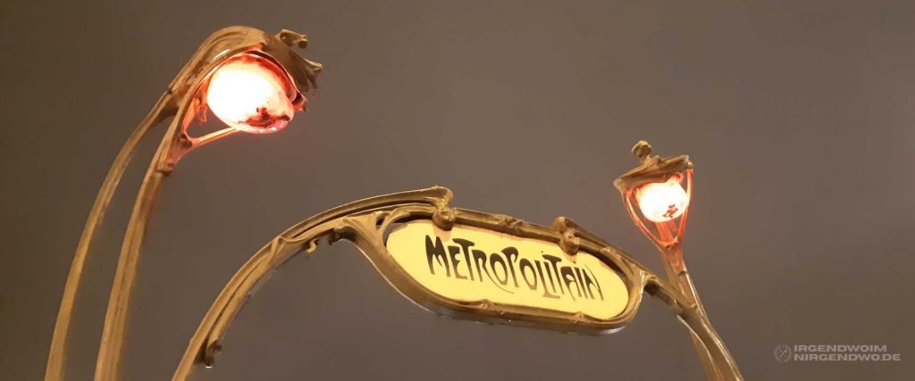 Schild einer Metro-Station in Paris mit dem Jugenstil-Schriftzug Metropolitain.