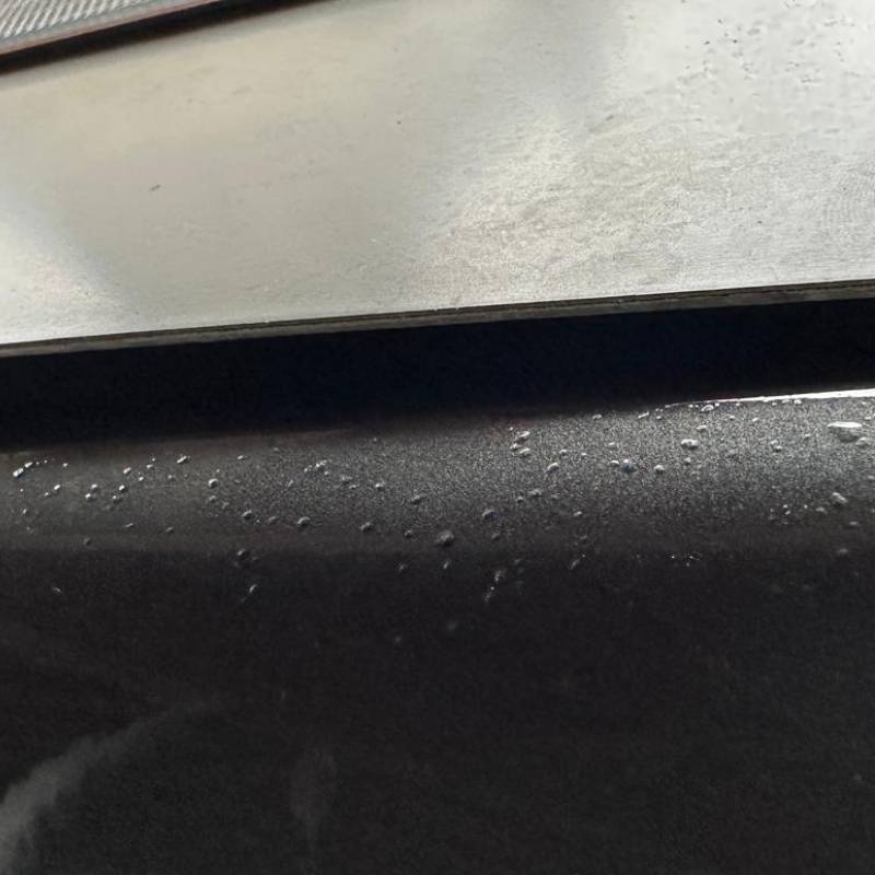 Viele kleine Blasen auf dem Dach eines Mercedes Marco Polo