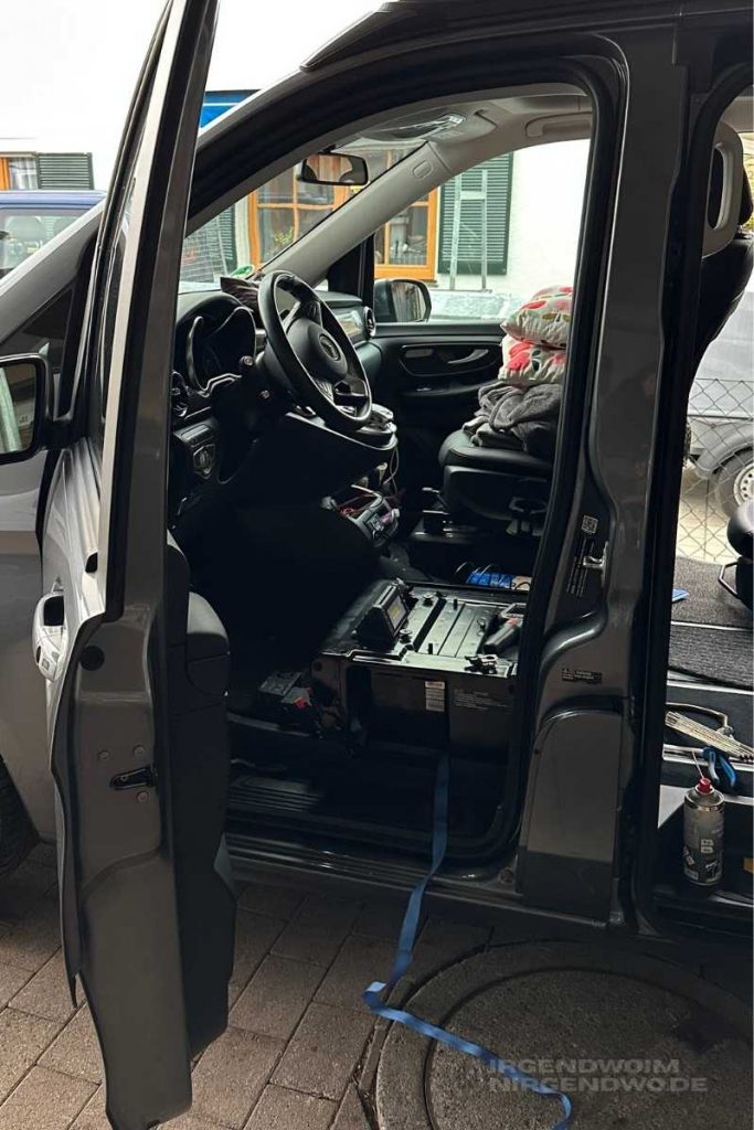 Fahrerkabine des Mercedes Marco Polo mit ausgebautem Fahrersitz für den Solarausbau
