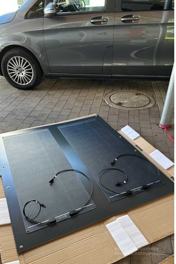 Solarmodule auf einer Aluplatte für den Solarausbau im Mercedes Marco Polo
