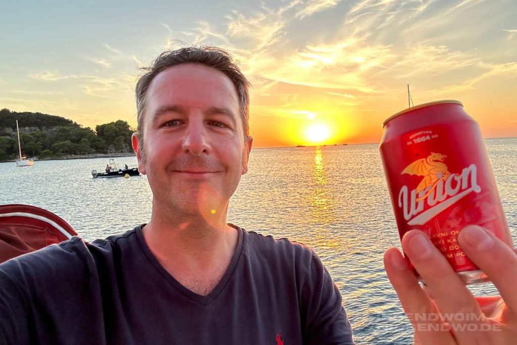 Selfie beim Anleger im Sonnenuntergang