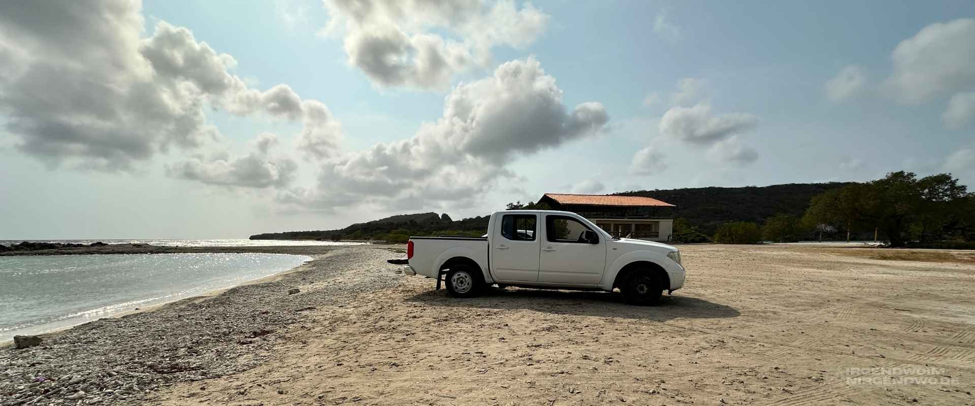 Tauchen auf Curaçao mit dem Pick-up am Strand