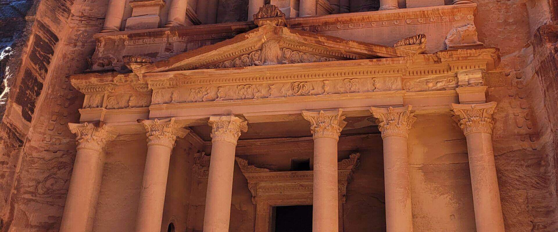 Schatzhaus in de Felsenstadt Petra: eine der größten Sehenswürdigkeiten in Jordanien.