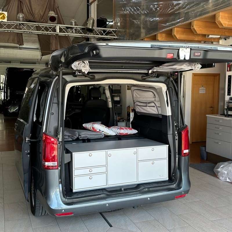 Die Campingküche von Vanessa passt perfekt in unsere Mercedes V-Klasse.