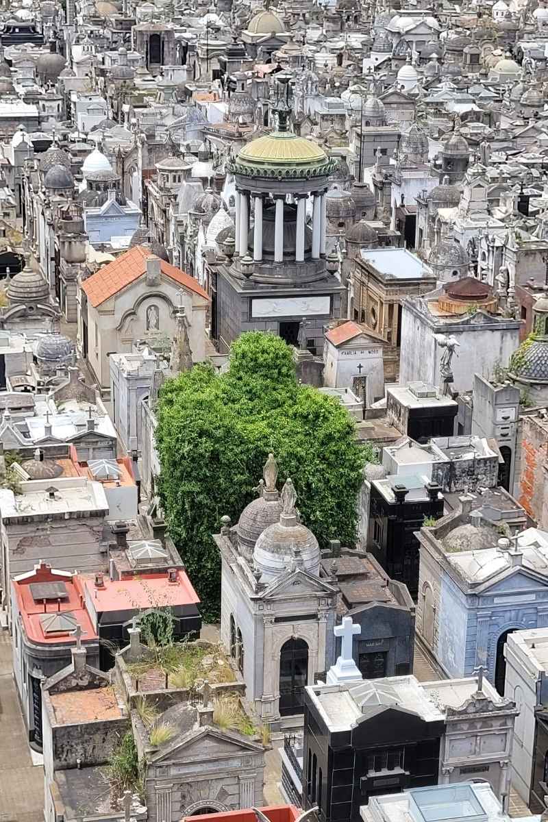 Panoramaansicht von oben auf den Friedhof La Recoleta in Buenos Aires