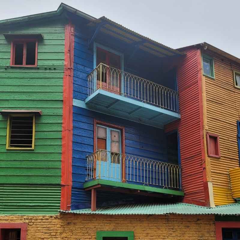 Bunte Holzfassaden in der Straße Caminito in Buenos Aires