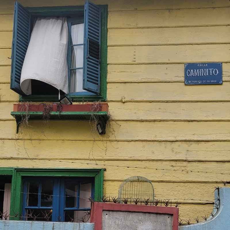Straßenschild Caminito an einer gelben Holzfassade in Buenos Aires