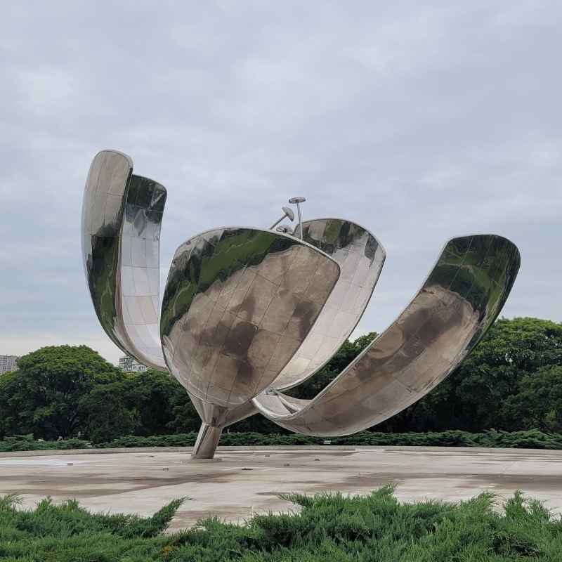 Silberfarbene Metallskulptur Floralis Genérica in Buenos Aires