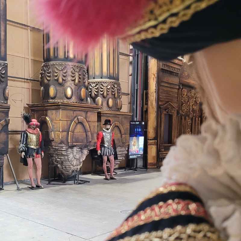 Kulisse mit Säulen und Kostümen in der Teatro Colon Fabrica in Buenos Aires