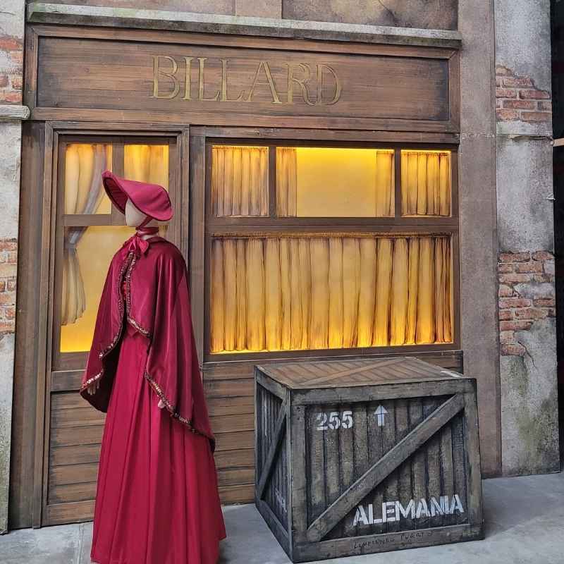 Kulisse mit einem Billardsalon in der Teatro Colon Fabrica in Buenos Aires