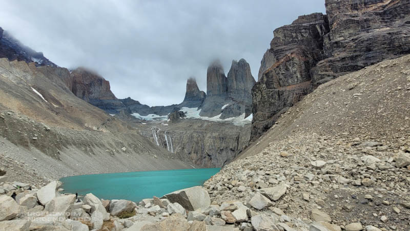 Lagune mit den drei Granittürmen im Torres del Paine Nationalpark in Chile