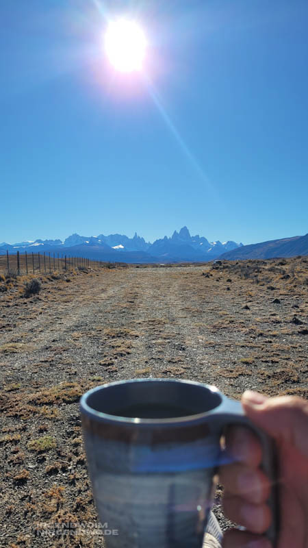 Aussicht auf El Chaltén / Fitz Roy mit einer Tasse Kaffee.