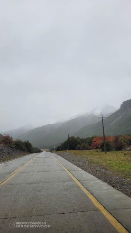 Berge in den Wolken und Regen