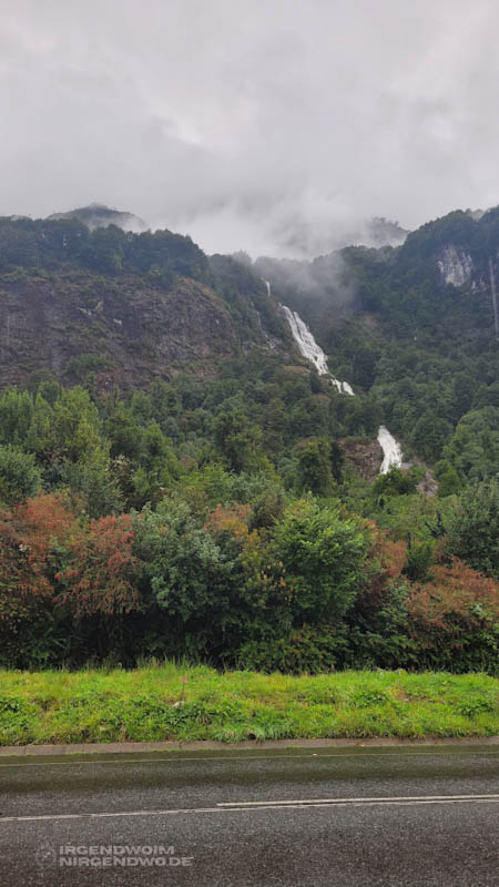 Wasserfall an Felsen bei Regen