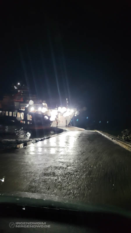 Eine Autofähre nachts bei Regen auf der Carretera Austral / Ruta 7 in Chile