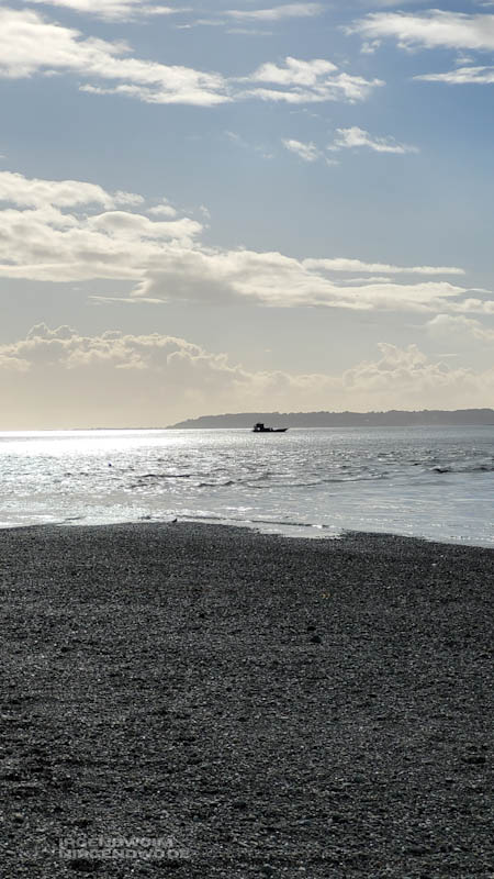 Sonnenuntergang am Meer, im Gegenlicht ein Boot