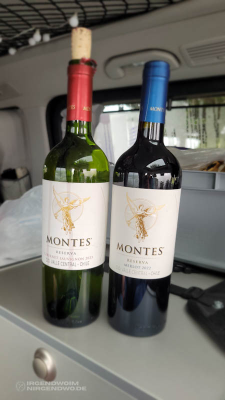 Zwei Flaschen Montes Rotwein auf einem Schrank in einem Mercedes Marco Polo Campervan