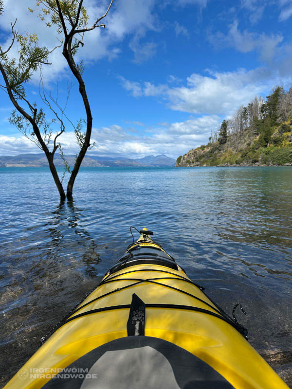Gelbes Kajak auf einem See in Chile, nur die Spitze des Kajaks, der See und blauer Himmel sind zu sehen
