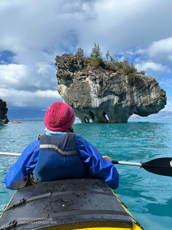 Blick auf die Marmorhöhle Capilla de Mármol in Chile, umgeben von türkisblauem Wasser
