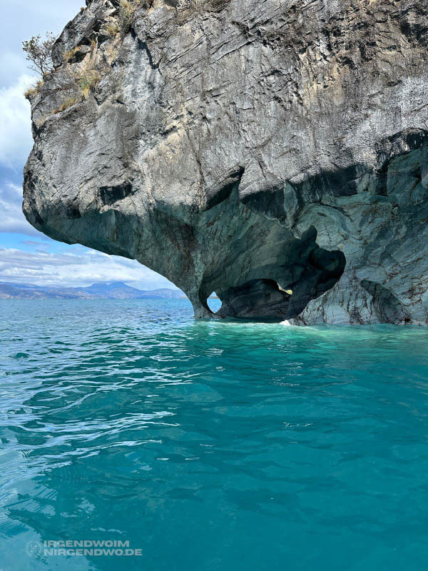 Marmorhöhle in Chile umgeben von türkisfarbenem Wasser