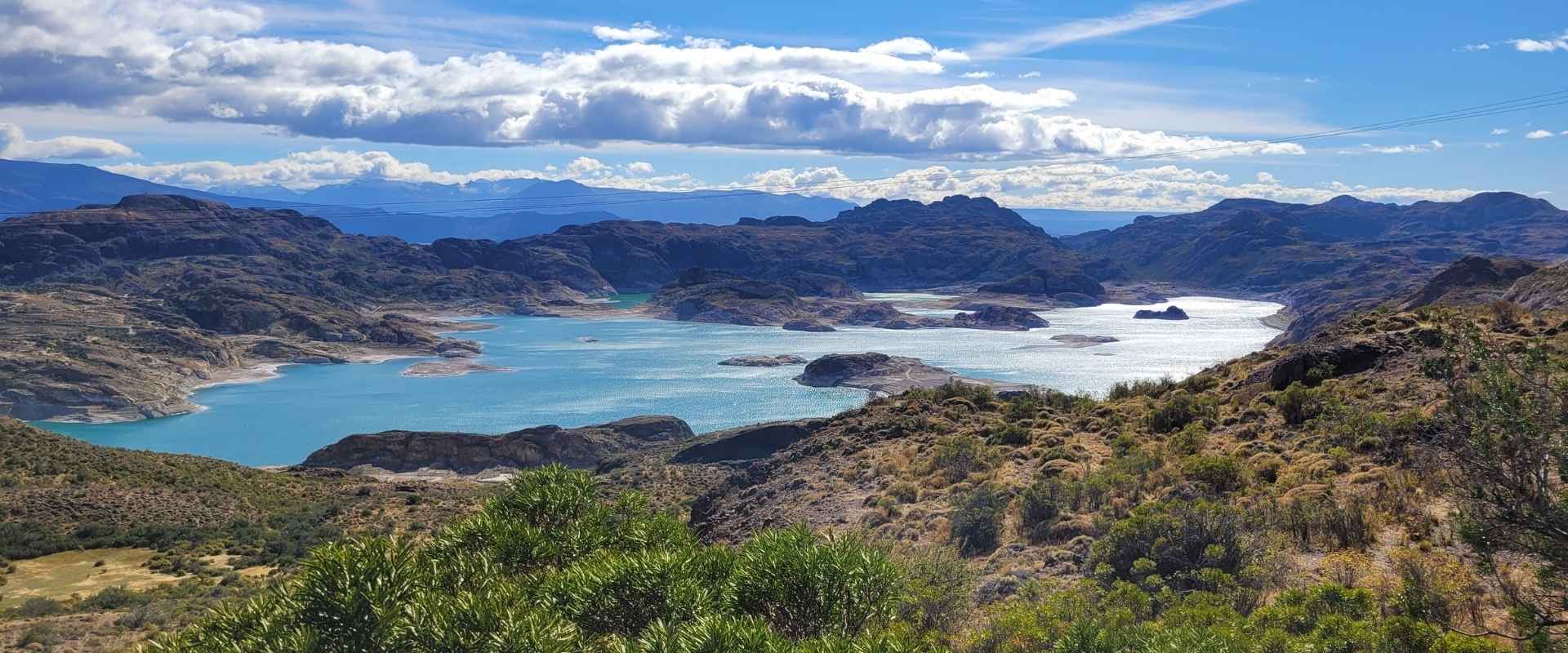 Ausblick auf See und Berge auf der Ruta 265 in Chile.