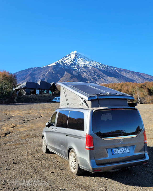 Mercedes Marco Polo Campervan vor dem chilenischen Vulkan Villarrica