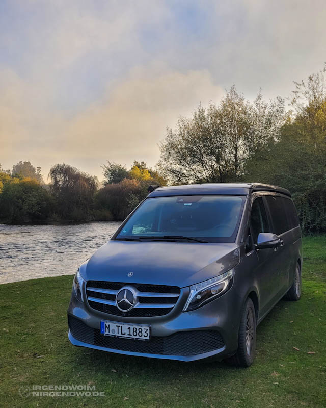 Mercedes Marco Polo Campervan auf einer grünen Wiese an einem Flussufer
