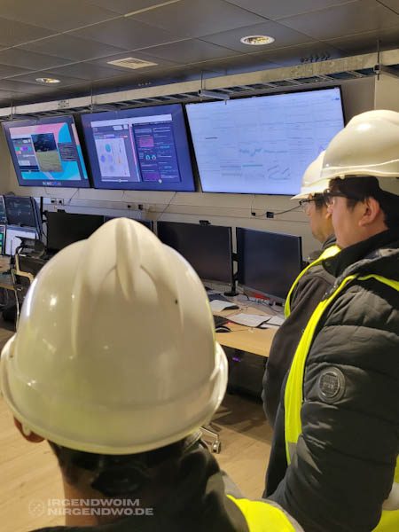 Kontrollraum mit mehreren Bildschirmen und Personen im Vera C. Rubin Observatorium