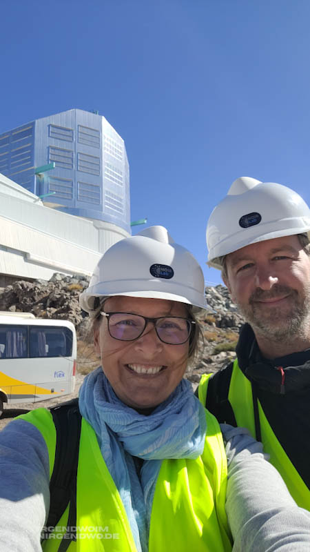 Zwei Personen vor dem Vera C. Rubin Observatorium