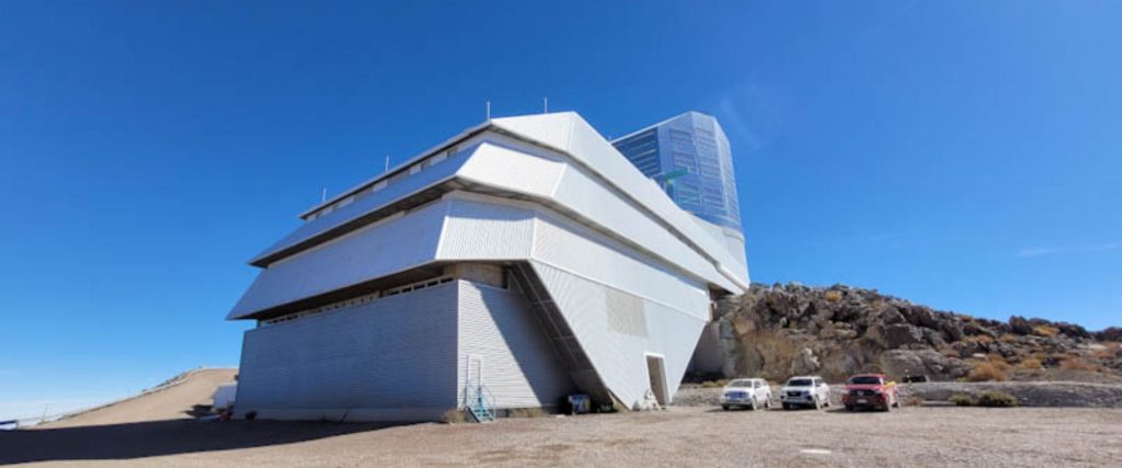 Das Gebäude des Vera C. Rubin Observatorium auf dem Gipfel des Cerro Pachón in Chile